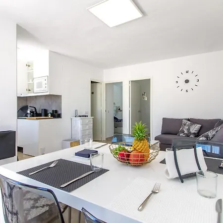 Apartment 2 Bedroom Stunning In